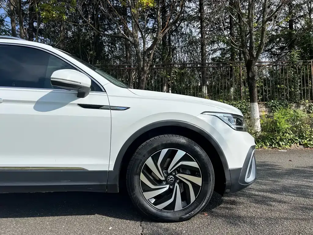 Volkswagen Tiguan L — фото 8
