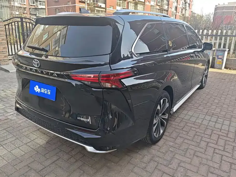 Toyota Granvia — фото 3