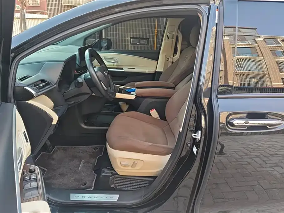 Toyota Granvia — фото 9