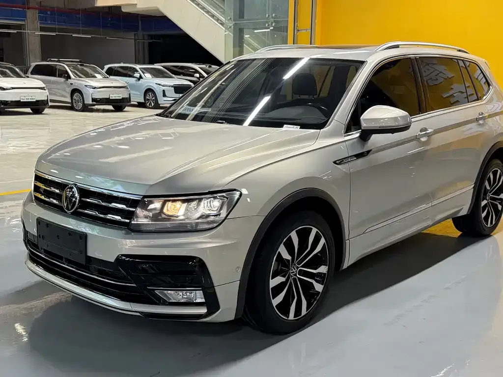 Volkswagen Tiguan L — фото 1