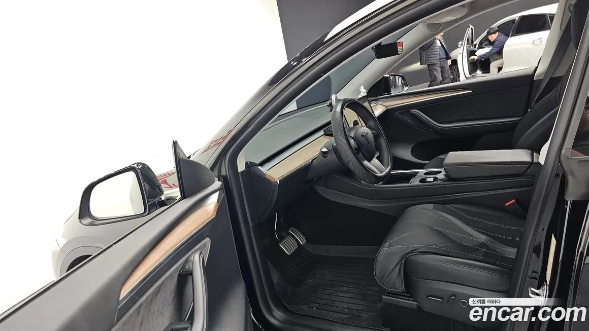 Tesla Model Y — фото 10