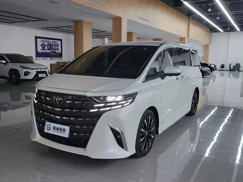 Toyota Alphard — фото 1