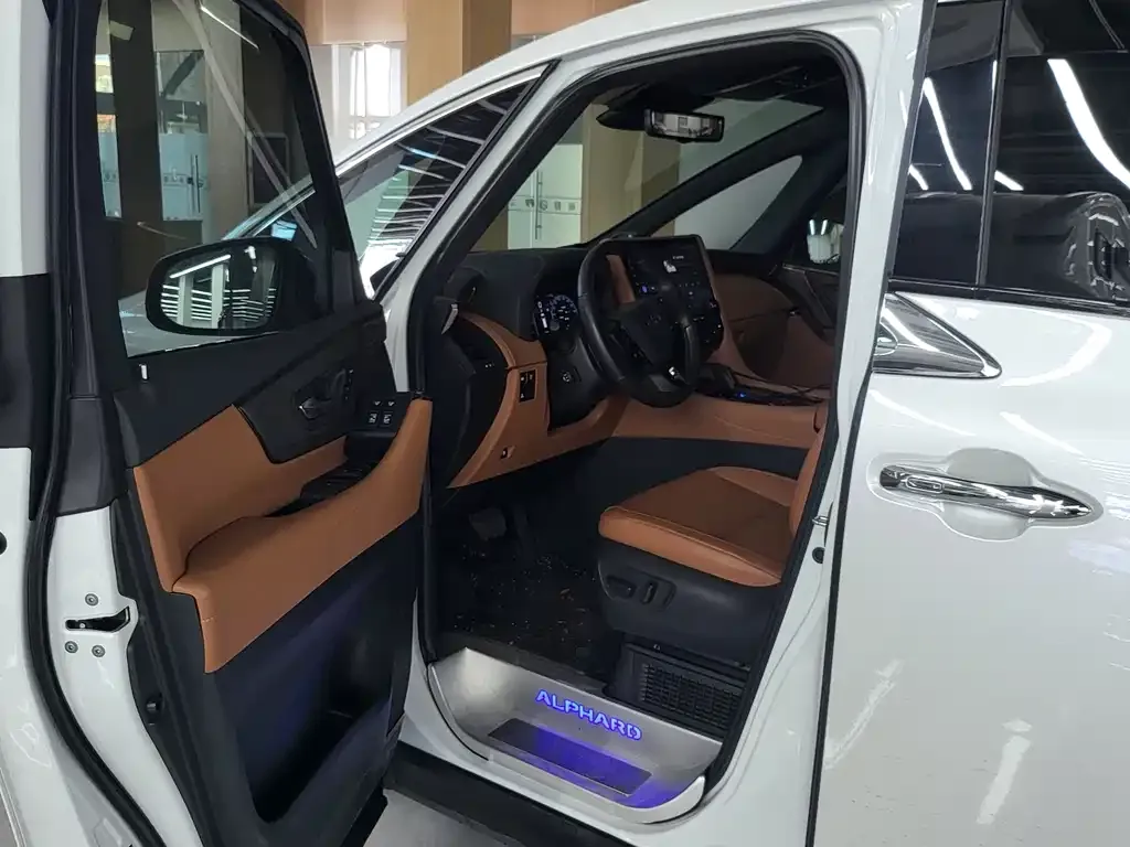Toyota Alphard — фото 4