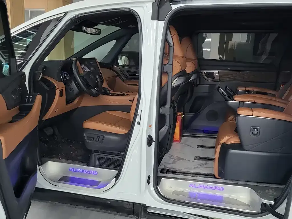 Toyota Alphard — фото 6