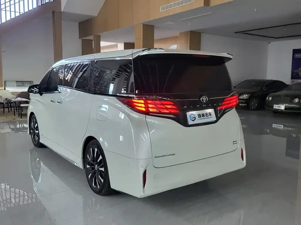 Toyota Alphard — фото 7