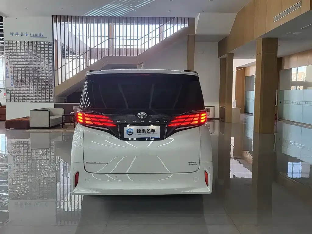 Toyota Alphard — фото 8