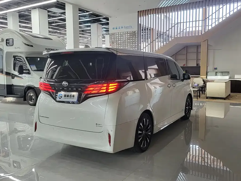 Toyota Alphard — фото 9