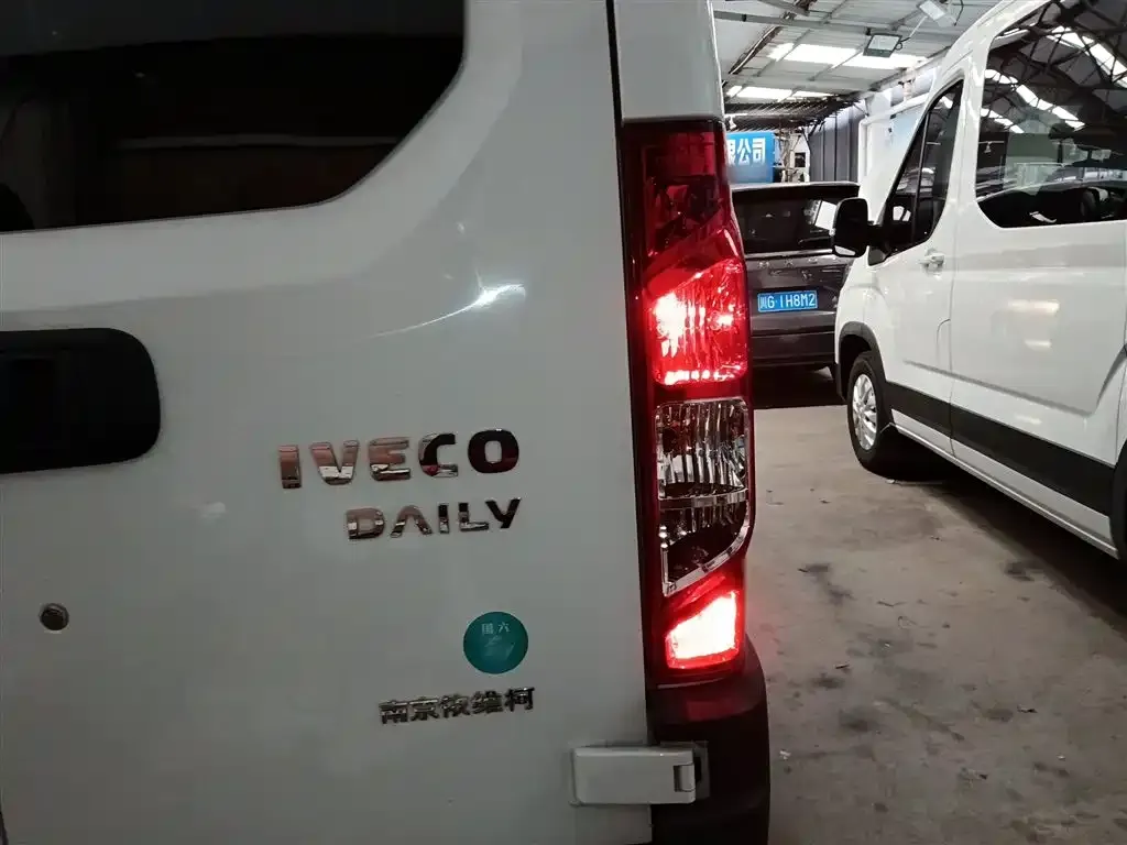 IVECO Ousheng — фото 8