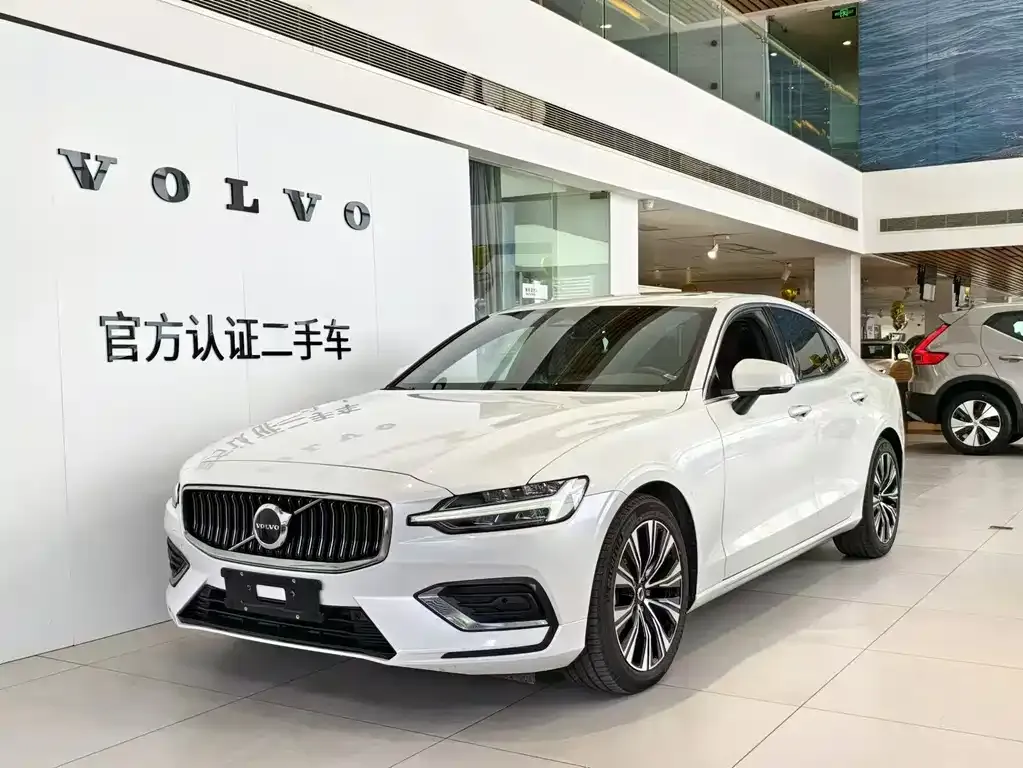 Volvo S60 — фото 1