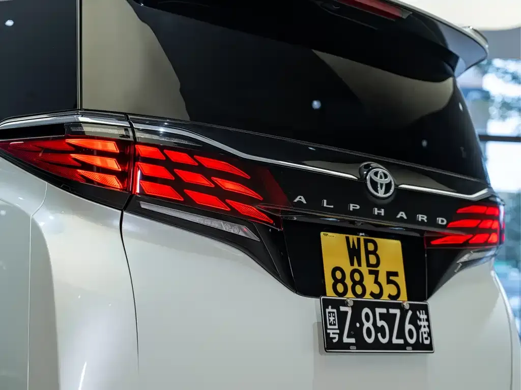 Toyota Alphard — фото 8