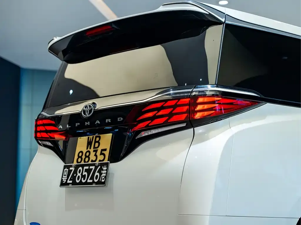 Toyota Alphard — фото 9