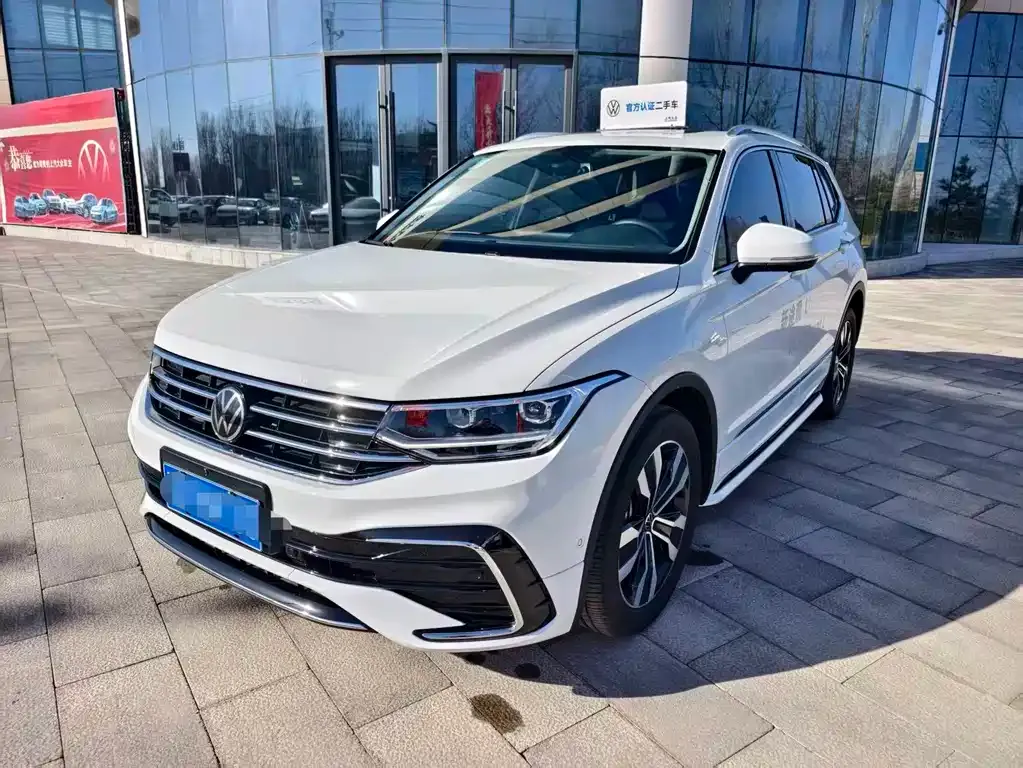 Volkswagen Tiguan L — фото 1