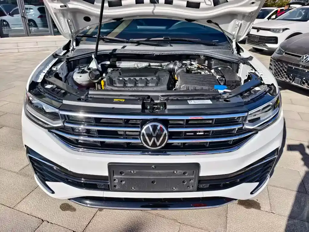 Volkswagen Tiguan L — фото 2