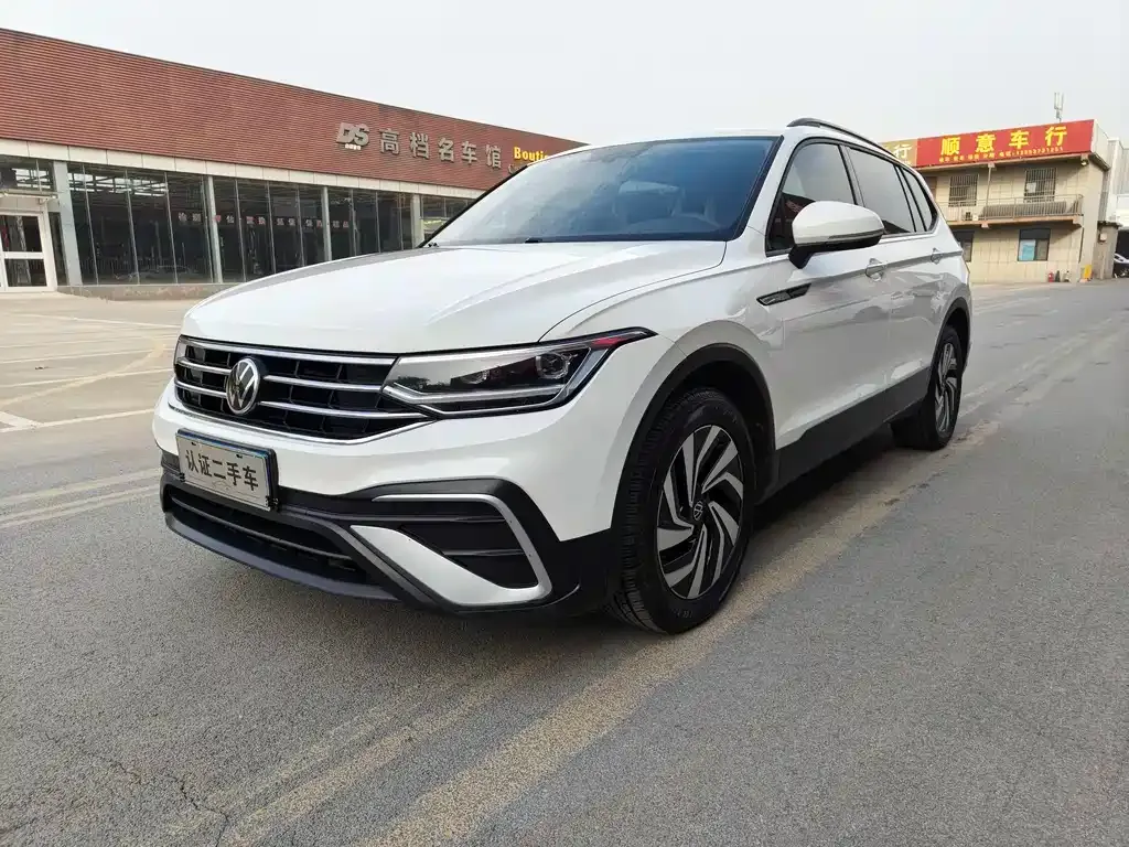 Volkswagen Tiguan L — фото 1