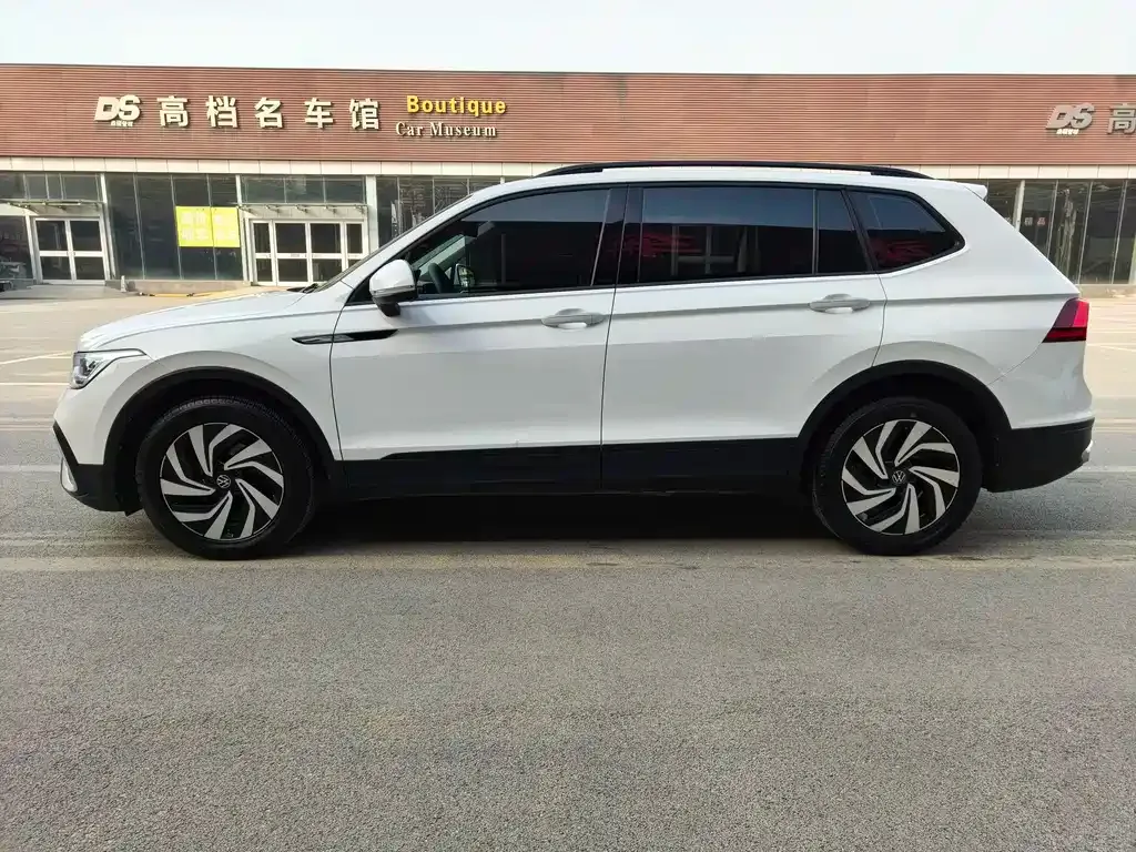 Volkswagen Tiguan L — фото 4