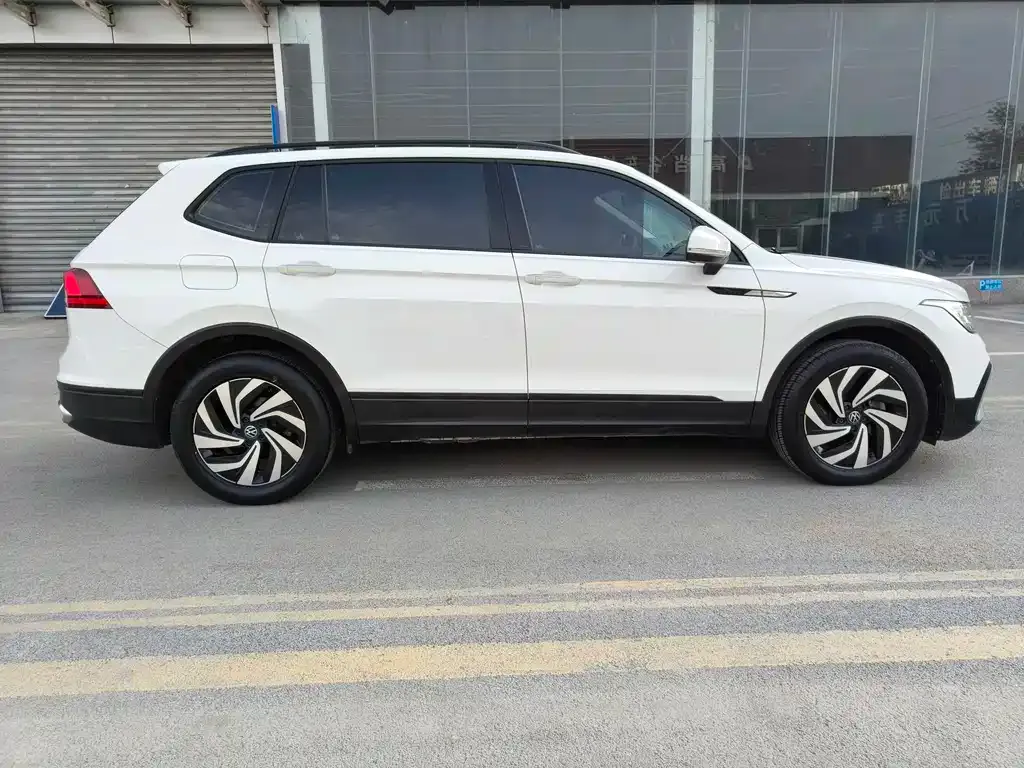 Volkswagen Tiguan L — фото 8