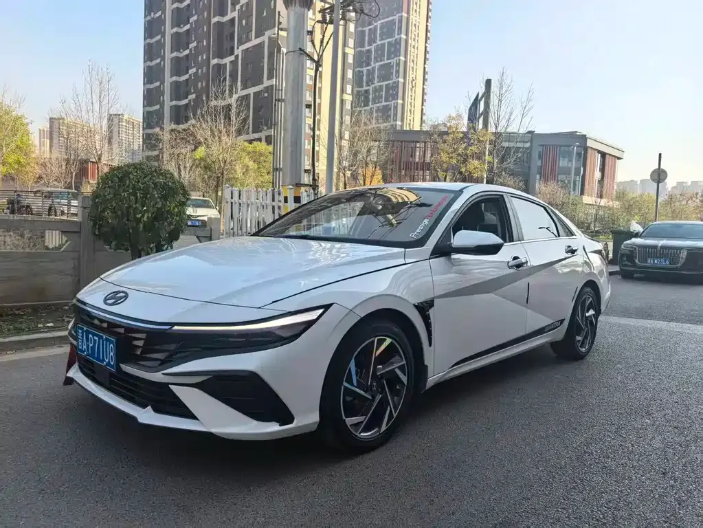 Hyundai Elantra — фото 1