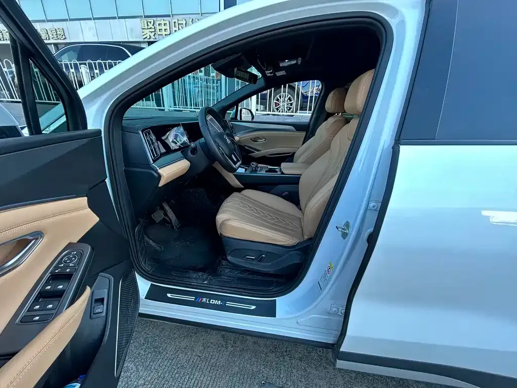 BYD L DM-i — фото 8