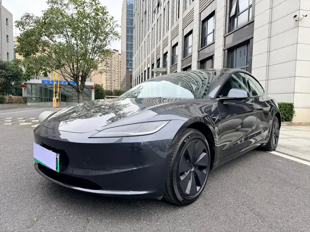 Tesla Model 3 — фото 1