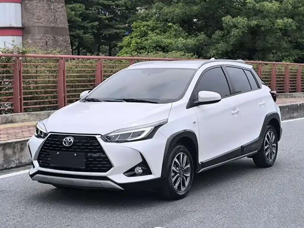 Toyota Yaris L — фото 1
