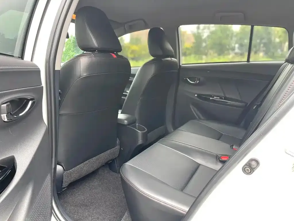 Toyota Yaris L — фото 10