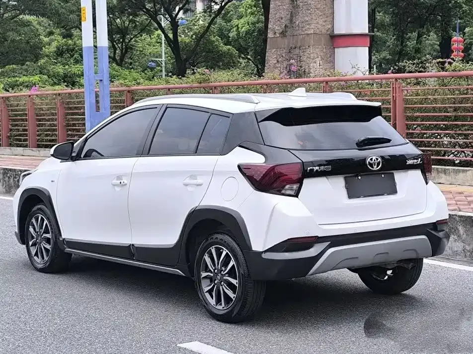 Toyota Yaris L — фото 4