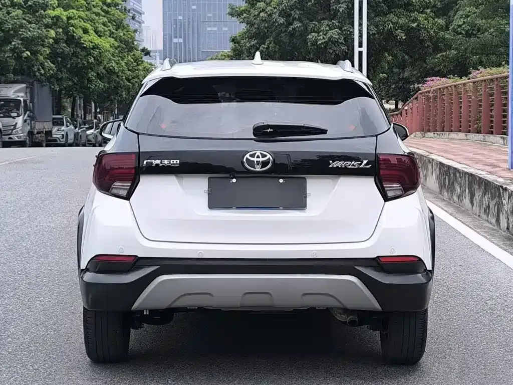 Toyota Yaris L — фото 5