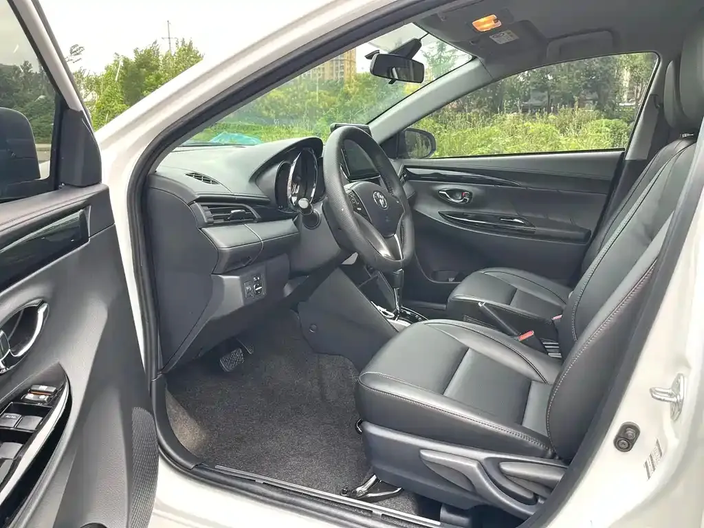 Toyota Yaris L — фото 7