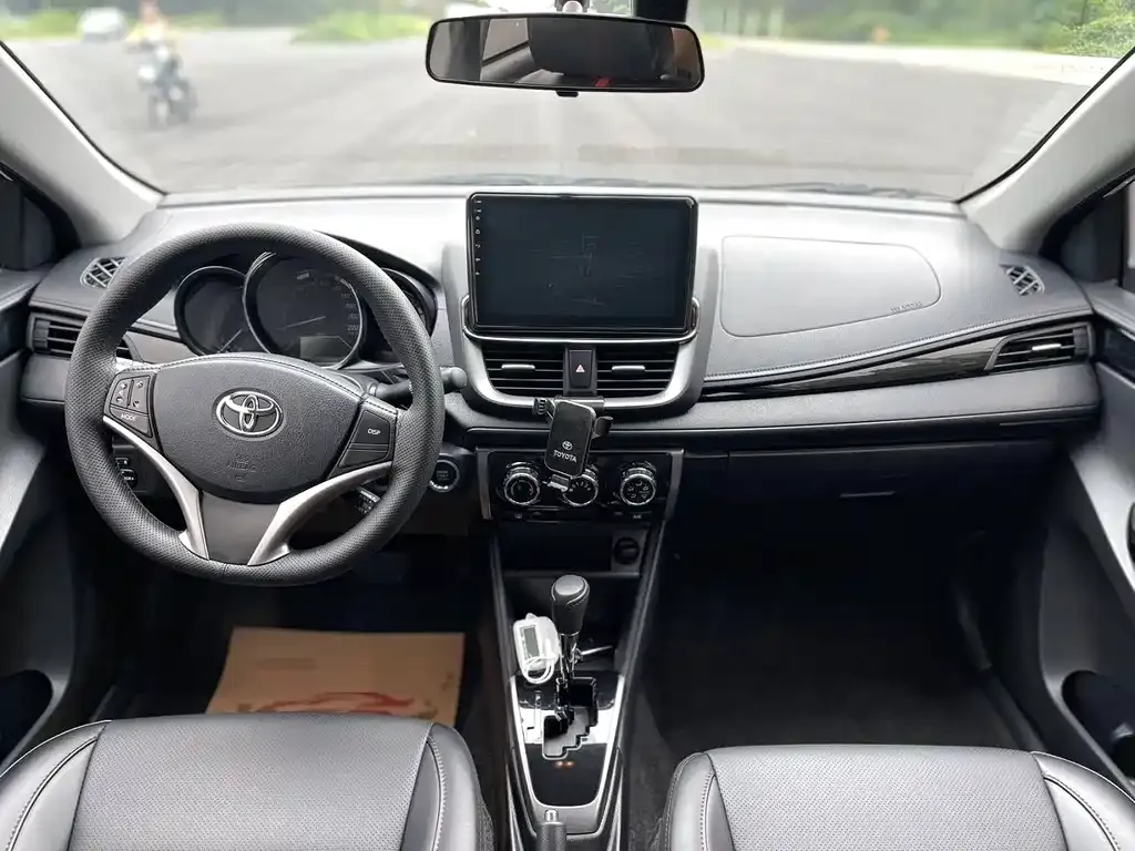 Toyota Yaris L — фото 8