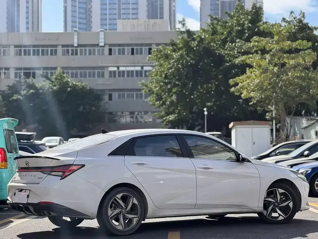 Hyundai Elantra — фото 10