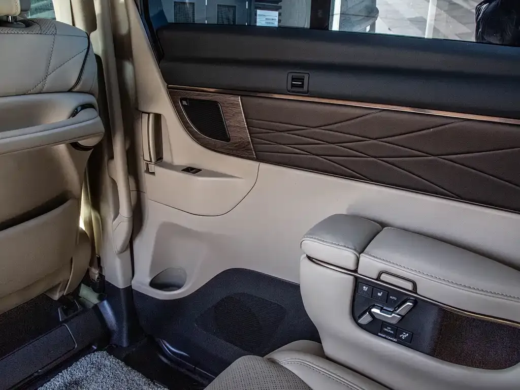 Toyota Vellfire — фото 9