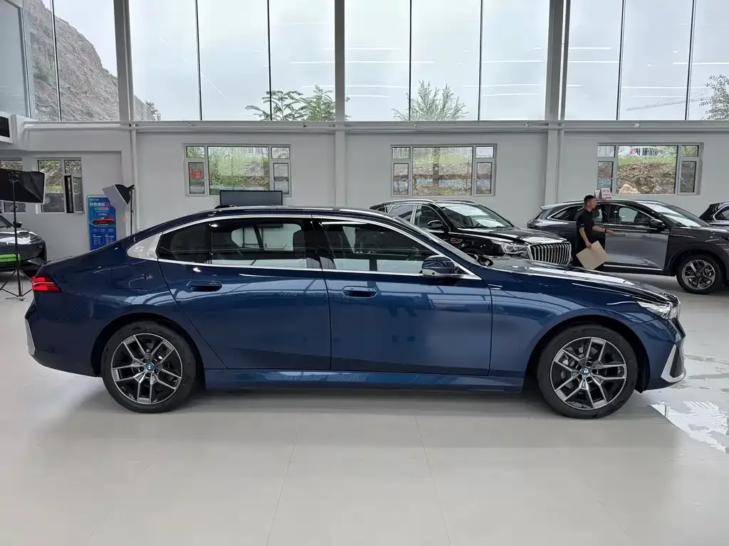 BMW i5 — фото 3