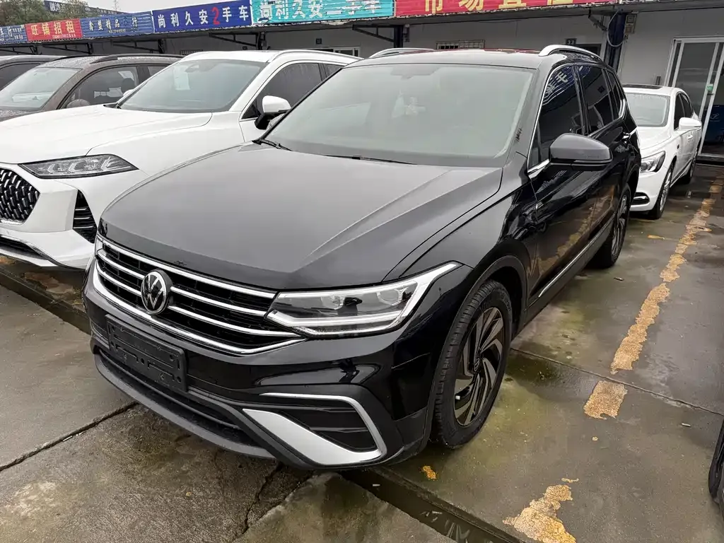 Volkswagen Tiguan L — фото 1