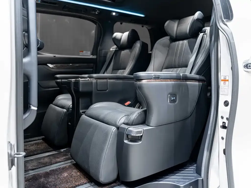 Toyota Alphard — фото 10