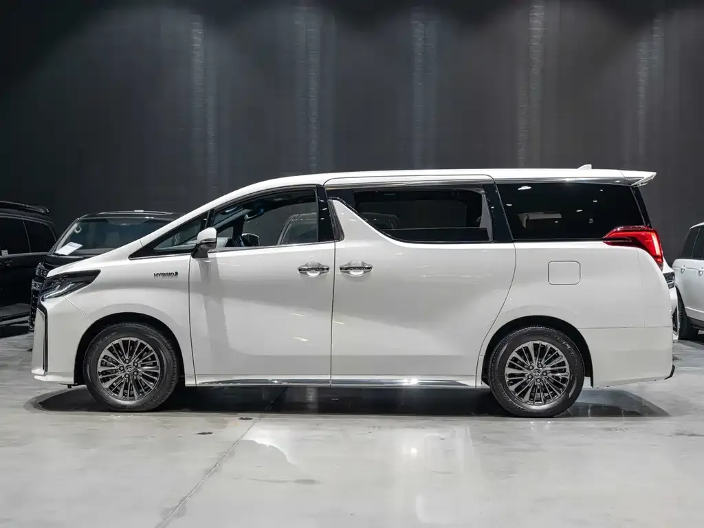 Toyota Alphard — фото 5