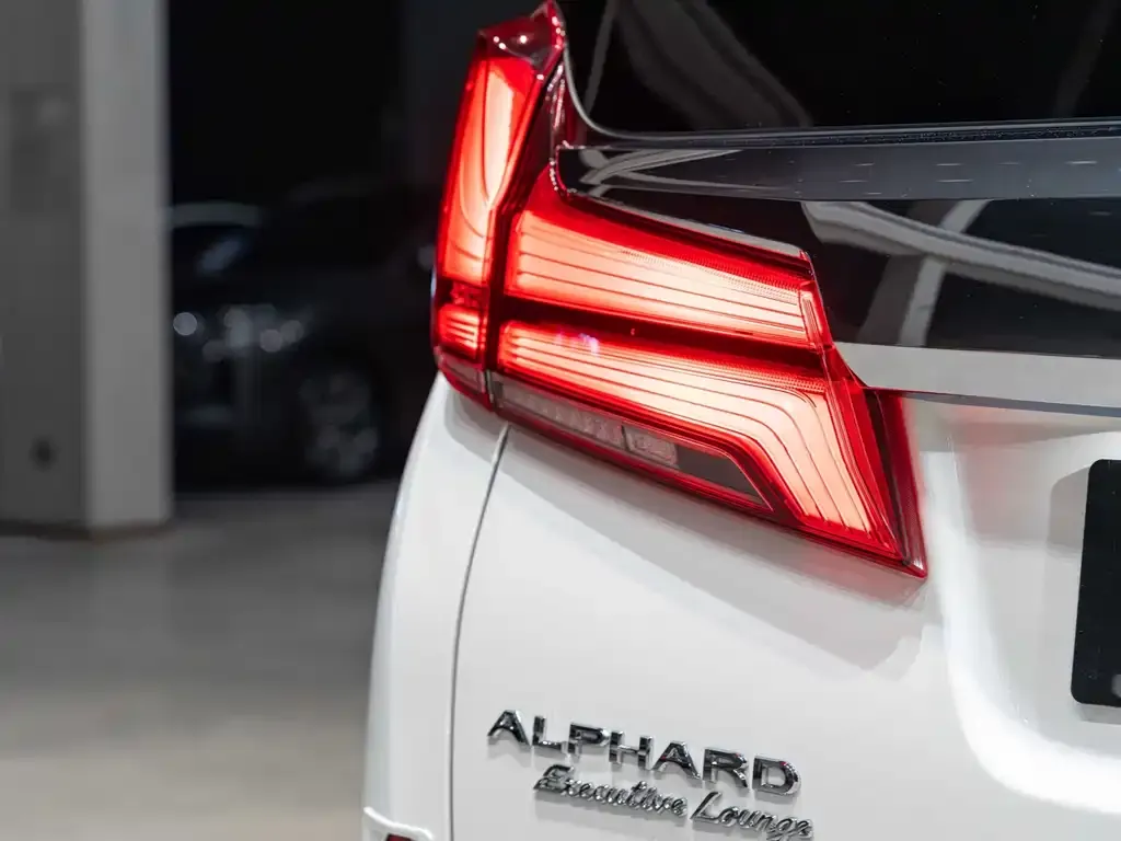Toyota Alphard — фото 7