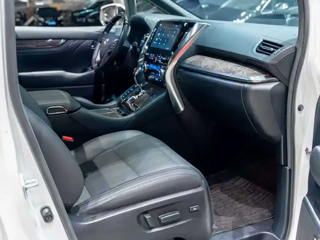 Toyota Alphard — фото 9