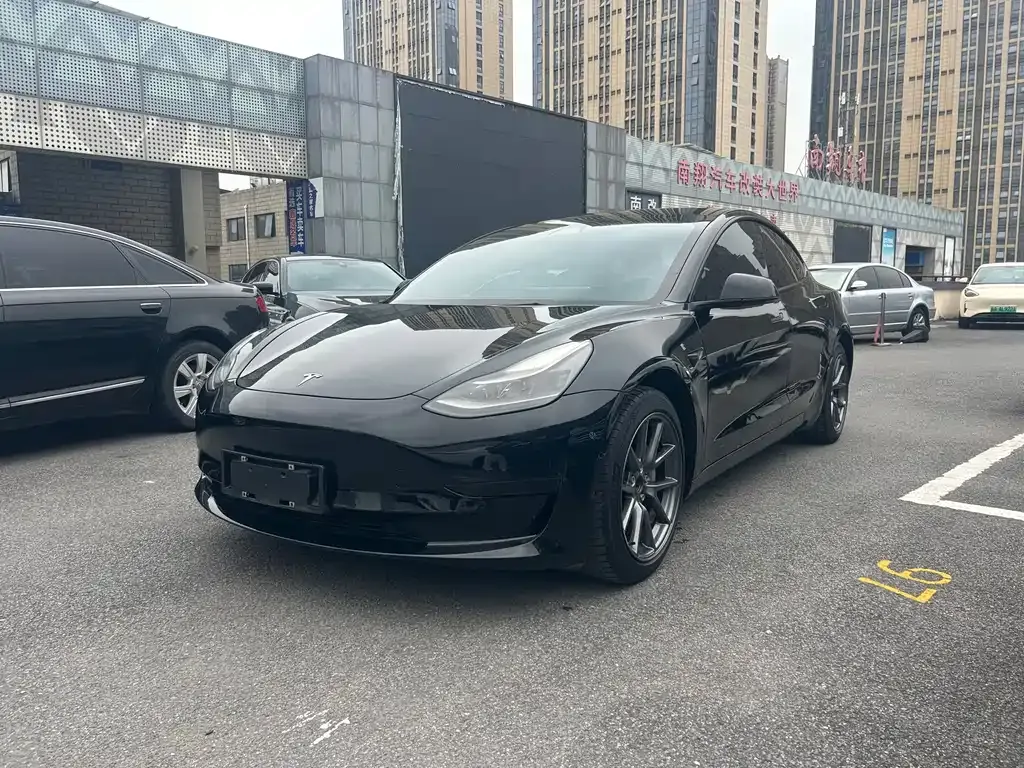 Tesla Model 3 — фото 1