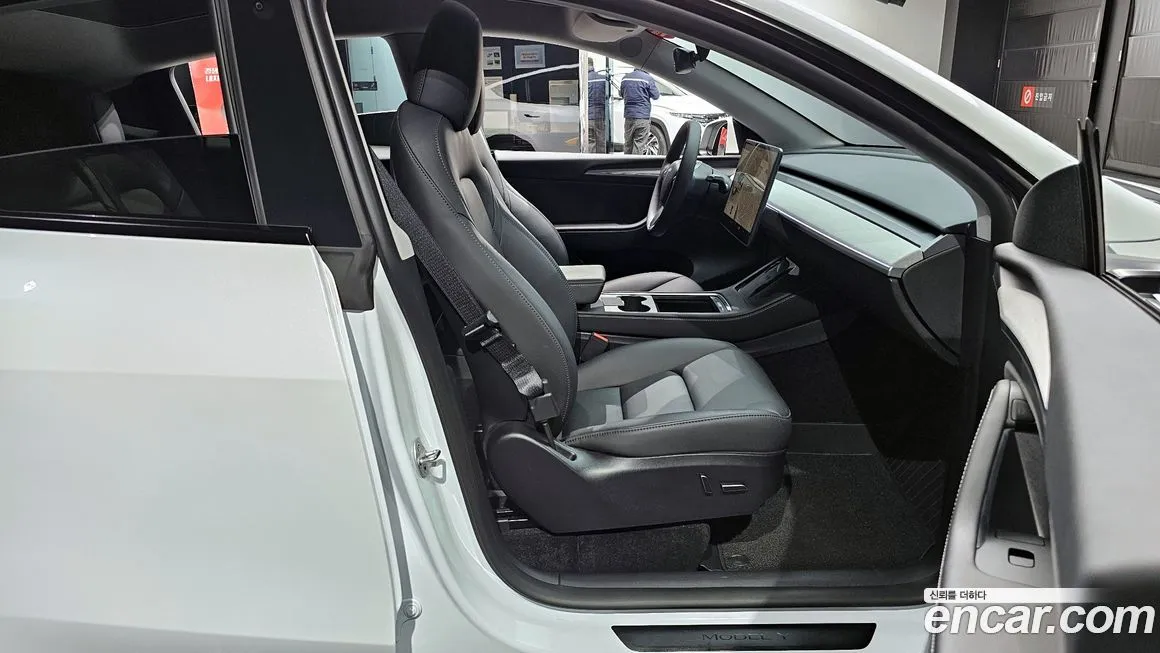 Tesla Model Y — фото 10