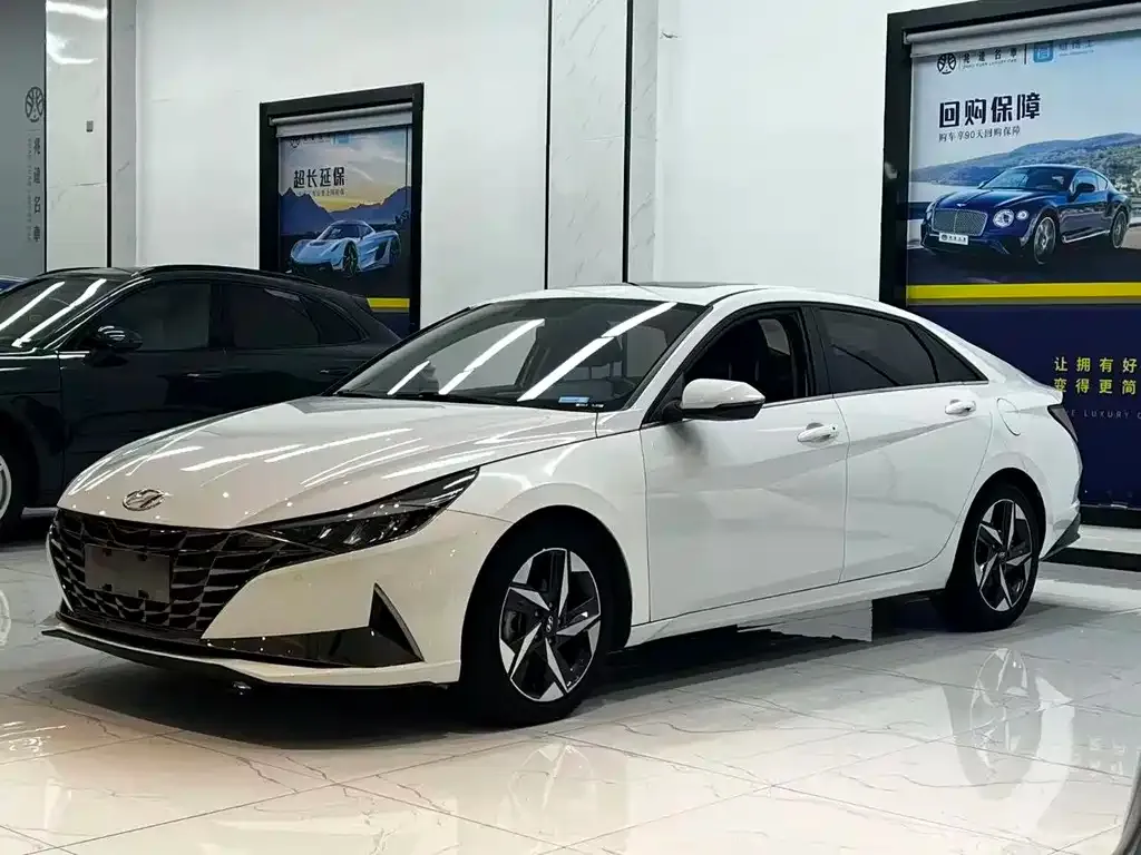 Hyundai Elantra — фото 1