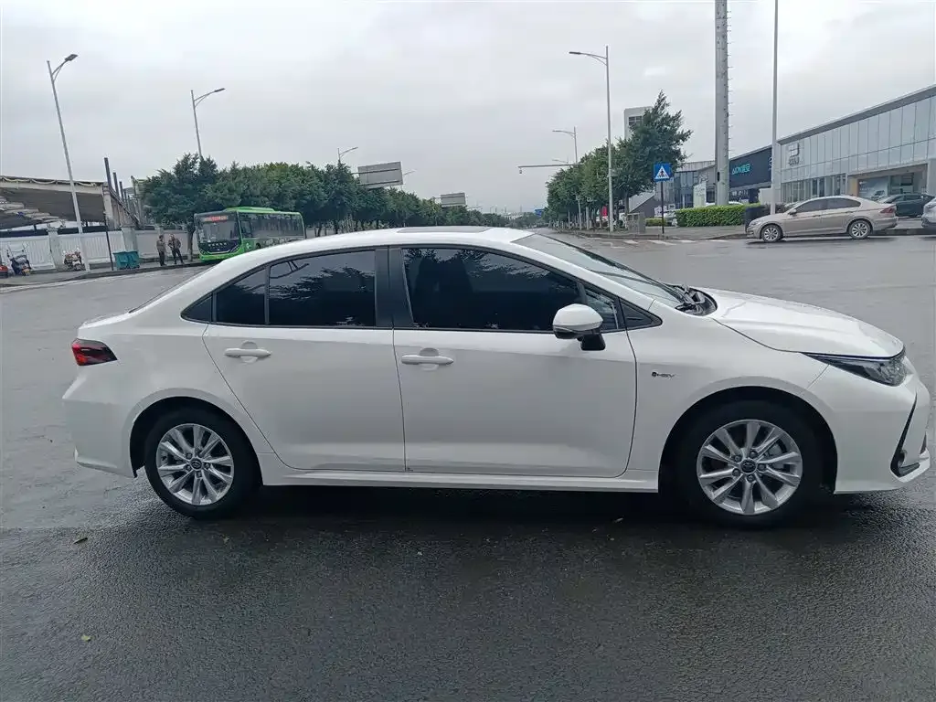 Toyota Corolla — фото 4