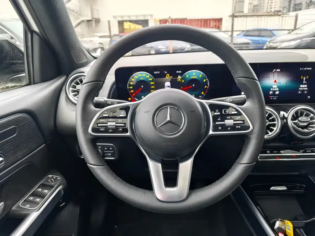 Mercedes-Benz GLB — фото 10