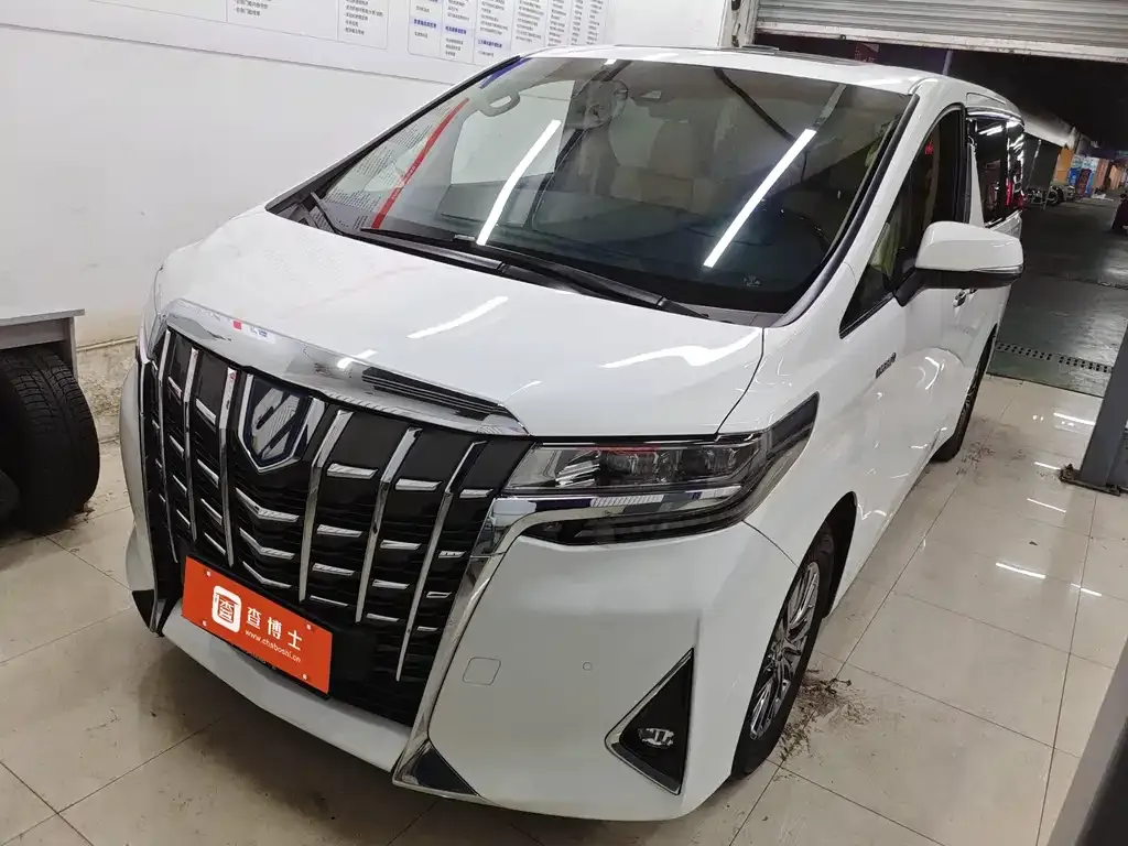 Toyota Alphard — фото 1