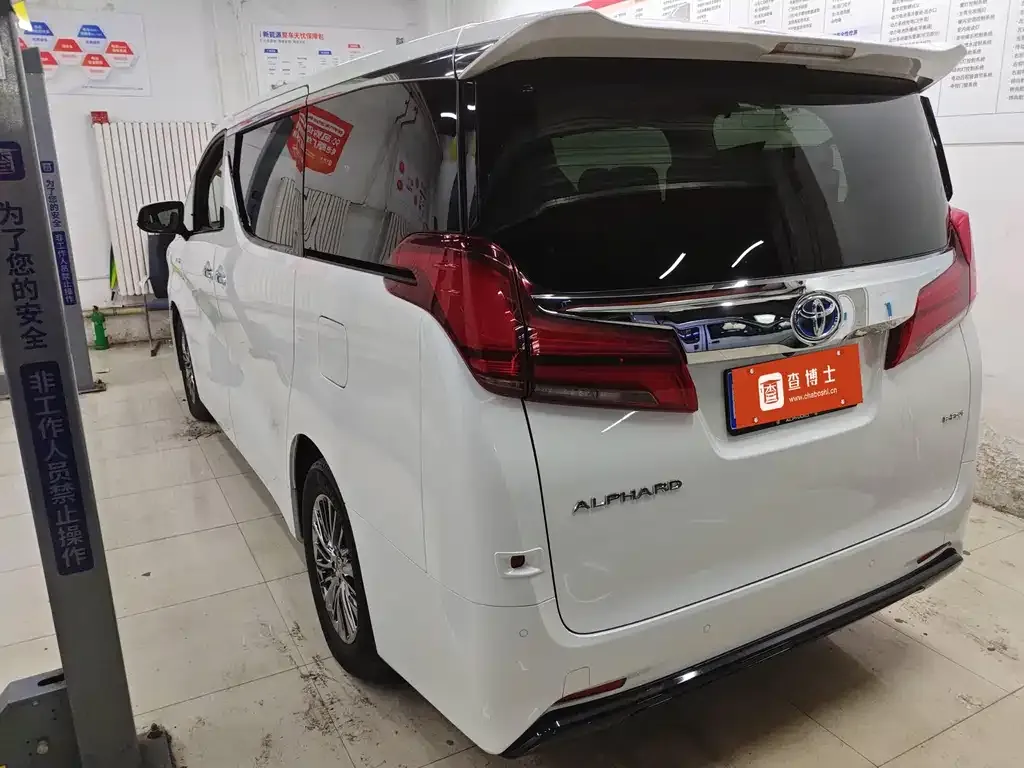 Toyota Alphard — фото 2
