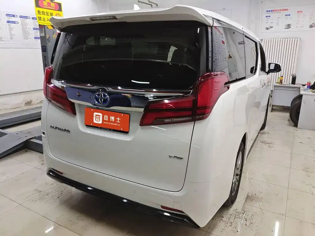 Toyota Alphard — фото 4