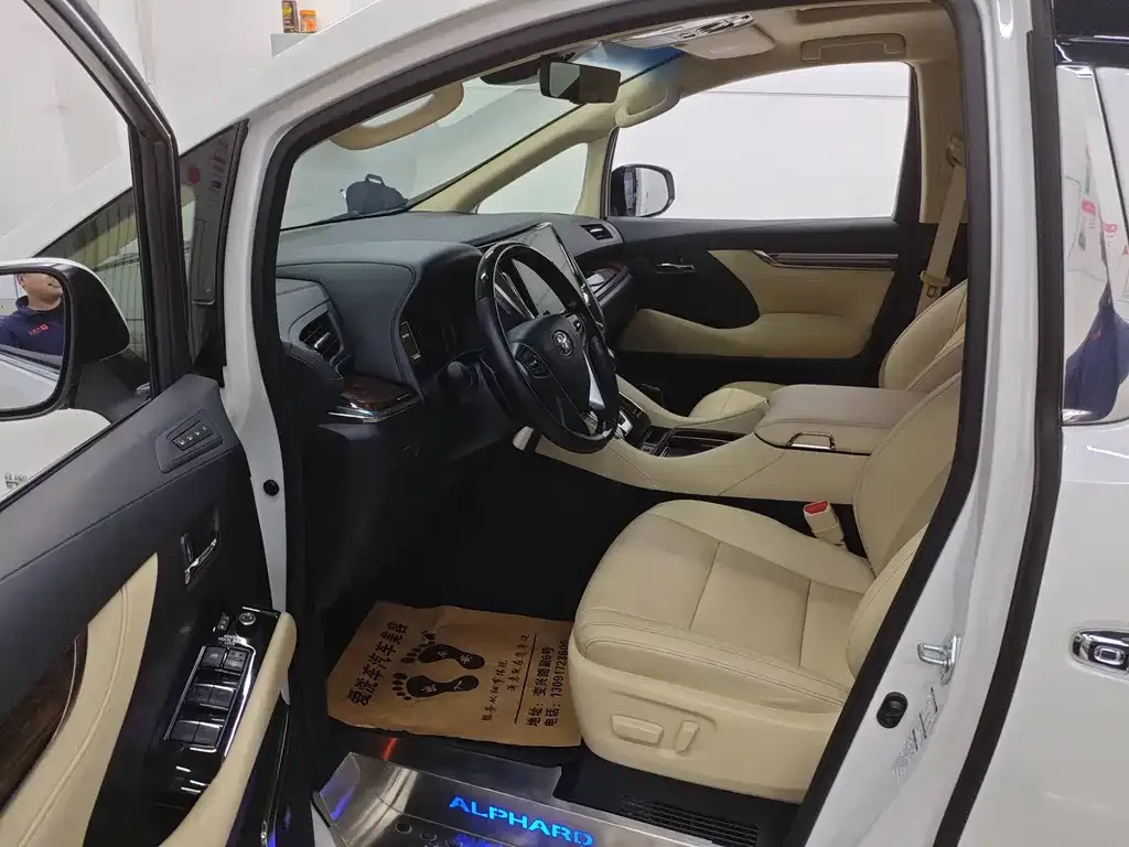 Toyota Alphard — фото 6