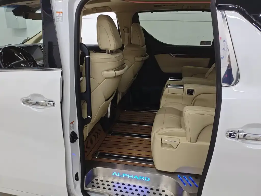 Toyota Alphard — фото 7