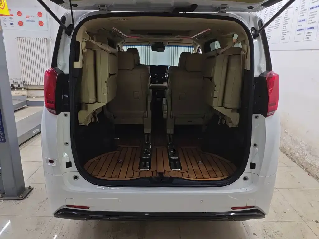 Toyota Alphard — фото 9