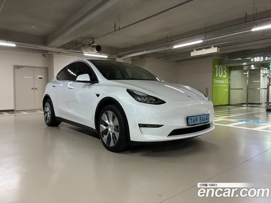 Tesla Model Y — фото 1