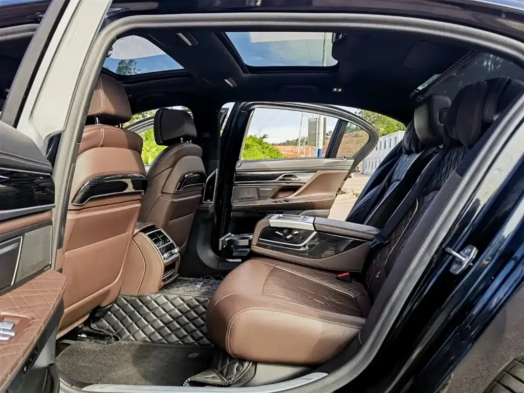 BMW 7 Series — фото 10